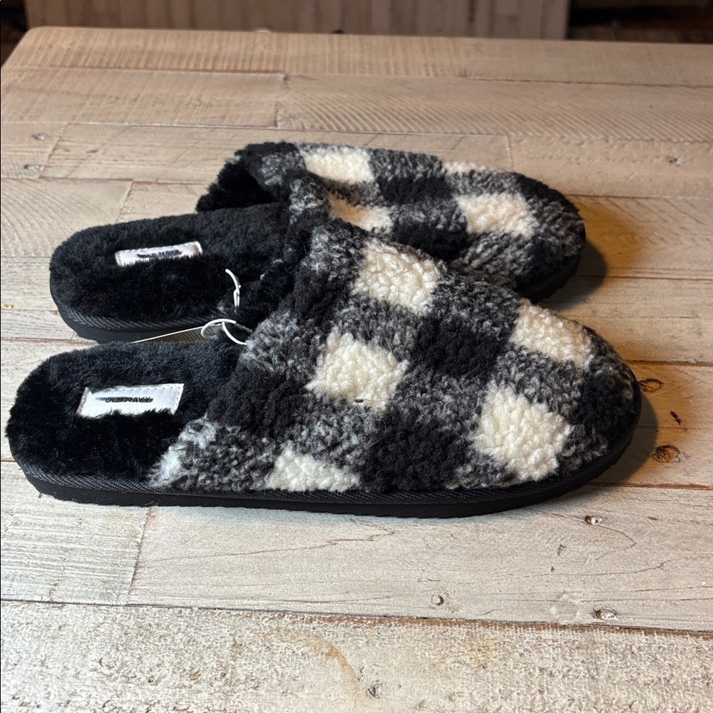 Old Navy Black Fuzzy Slippers Size 8 - Picture 3 of 9